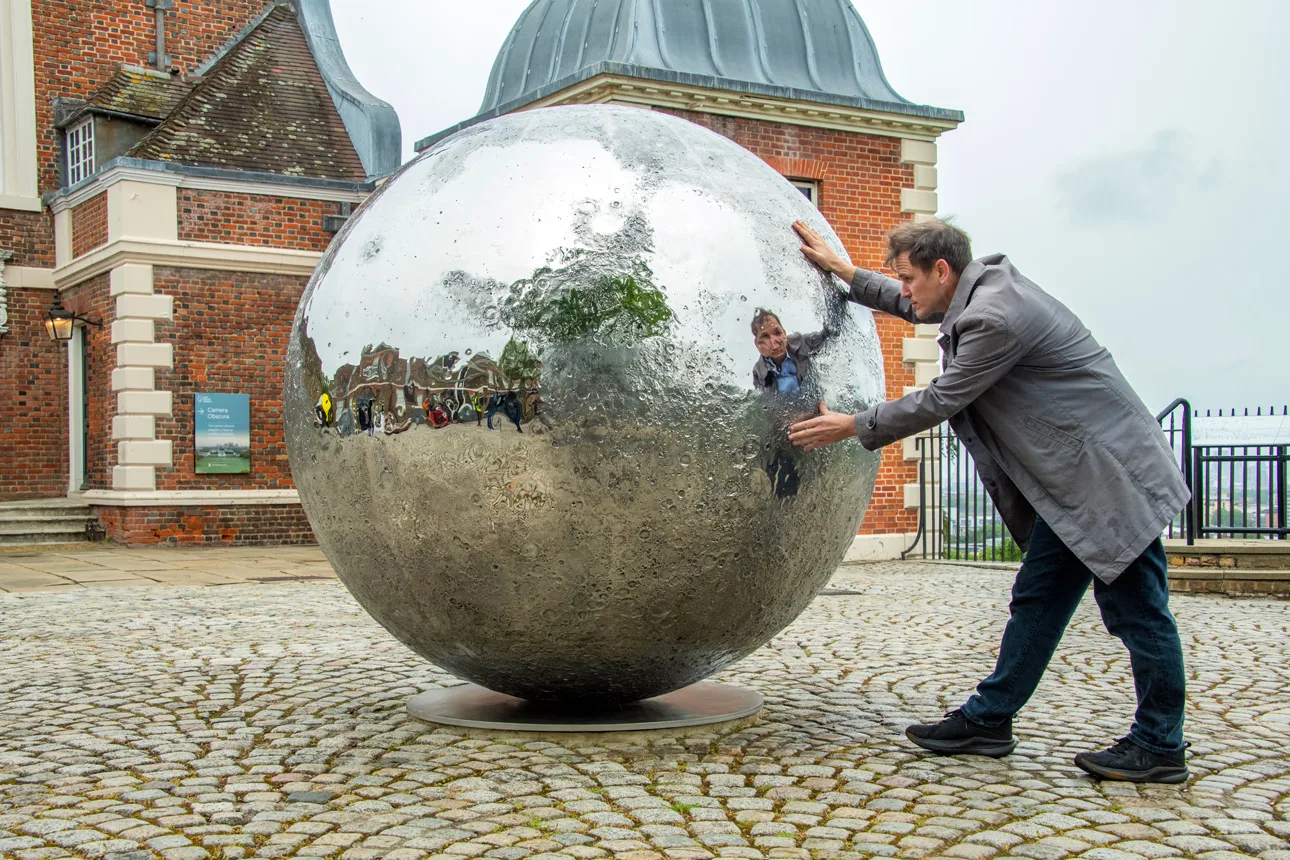 Mirror Moon de Luke Jerram au Royal Observatory Greenwich
